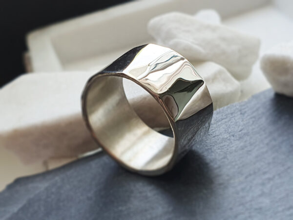Side profile of Prism ring Side angle of reflective silver prism ring