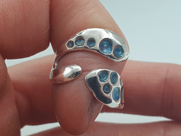 dive-3 adjustable ring with organic shape and vivid blue spiral textures