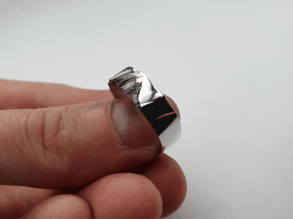 equilibrium-20231109_123151 handmade silver ring with black textured ridge – side view