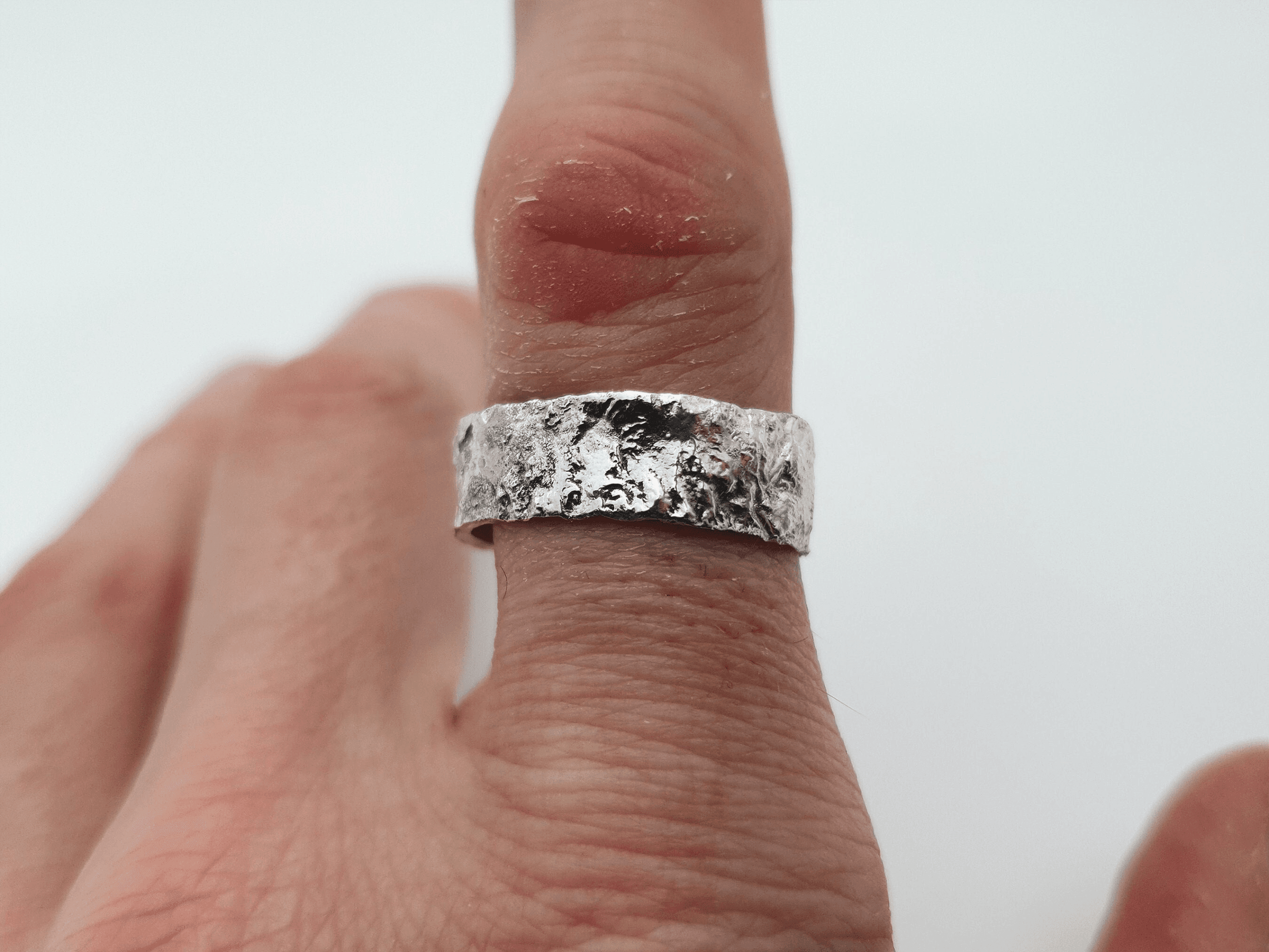 nerium-4 Textured hammered ring