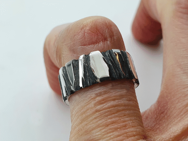 oxidised-silver-ring-fractur-finger-close oxidised silver ring displayed on neutral background
