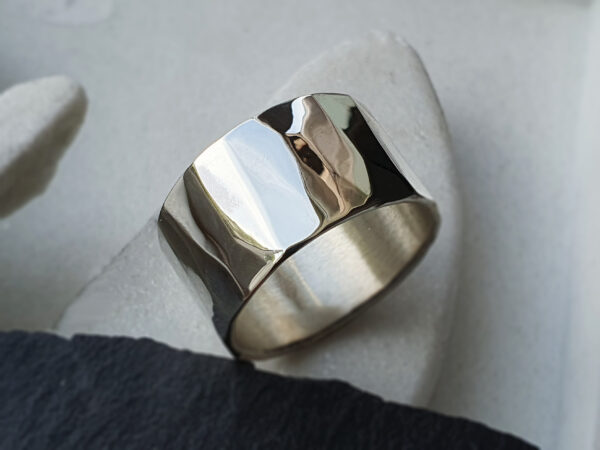 Prism ring in polished silver Wide sterling silver prism ring with high reflectivity